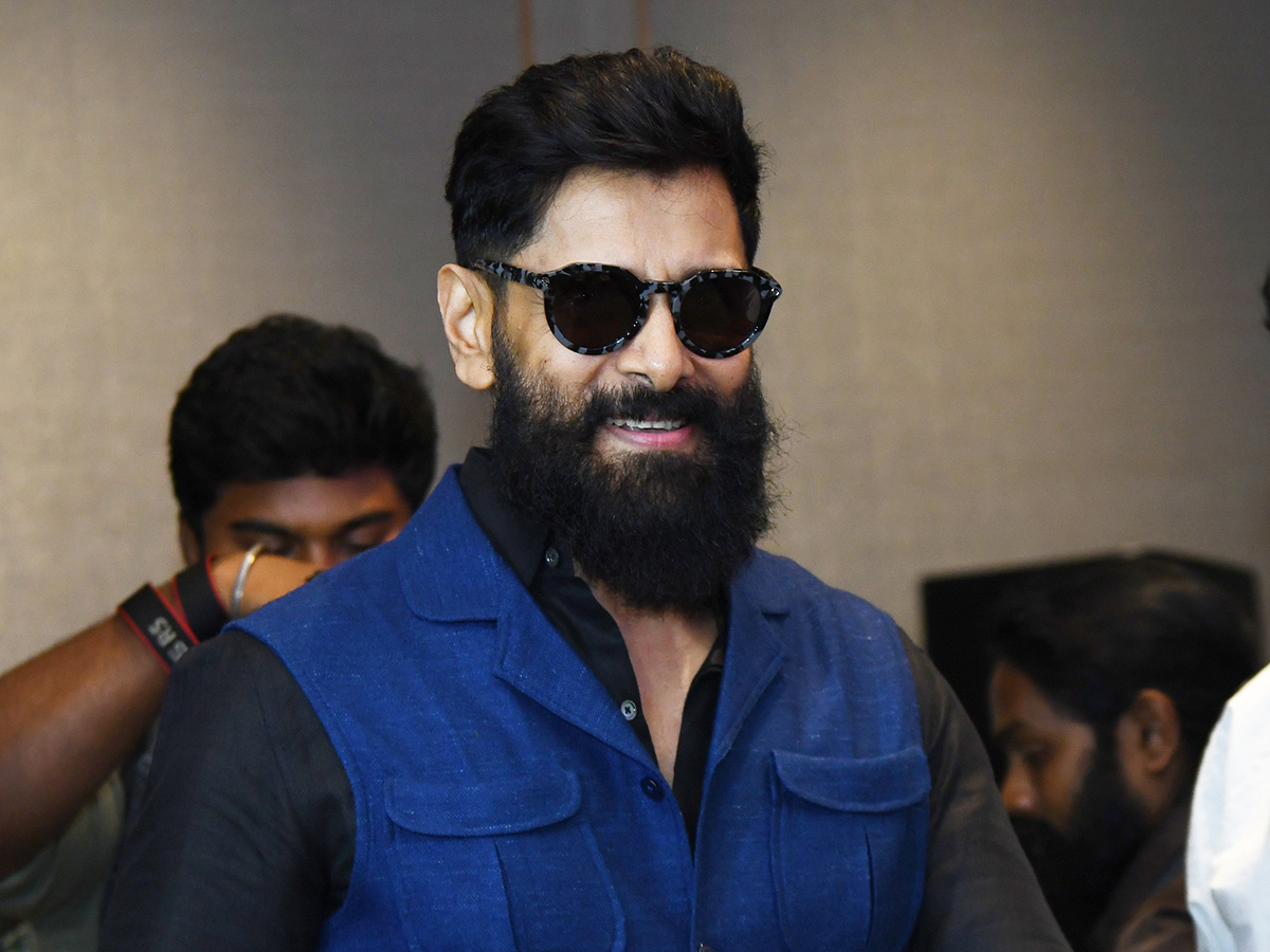 Hero_20Chiyaan_20Vikram_20in_20Vijayawada_20Photos_17.jpg 15