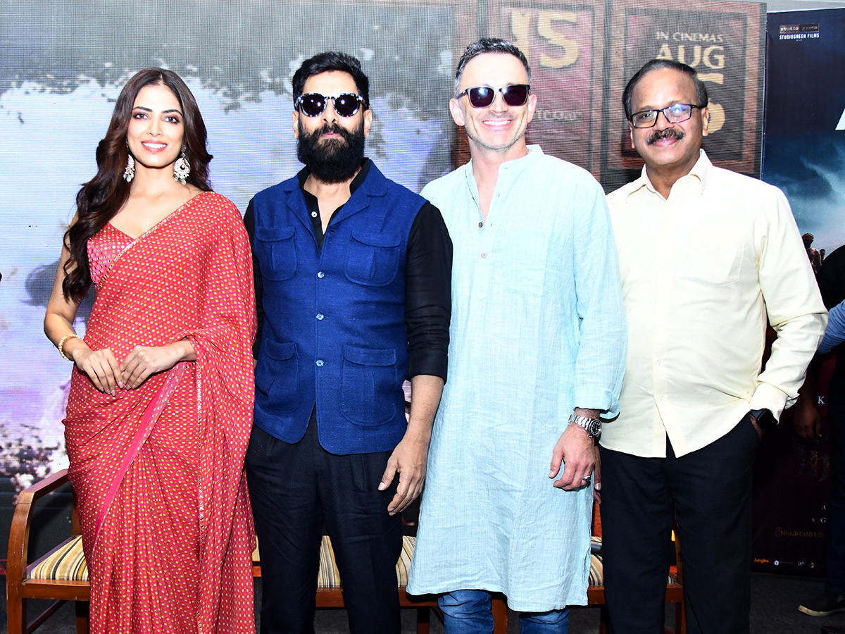 Hero_20Chiyaan_20Vikram_20in_20Vijayawada_20Photos_18.jpg 17