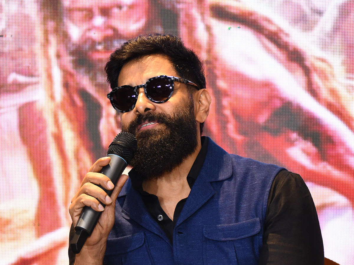 Hero_20Chiyaan_20Vikram_20in_20Vijayawada_20Photos_19.jpg 18