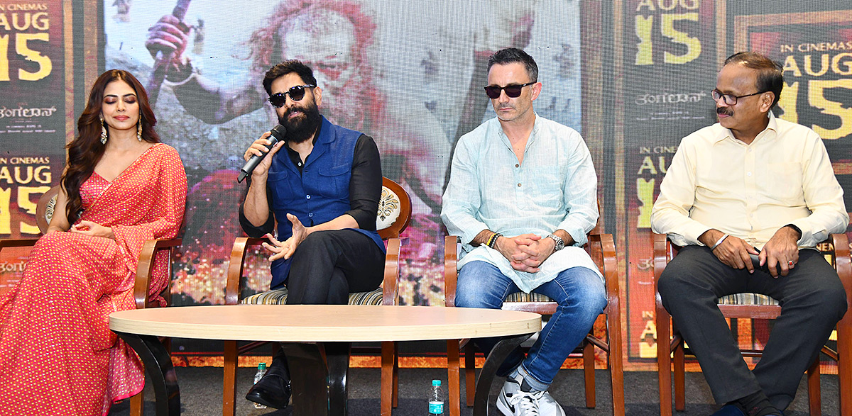 Hero_20Chiyaan_20Vikram_20in_20Vijayawada_20Photos_4.jpg 4