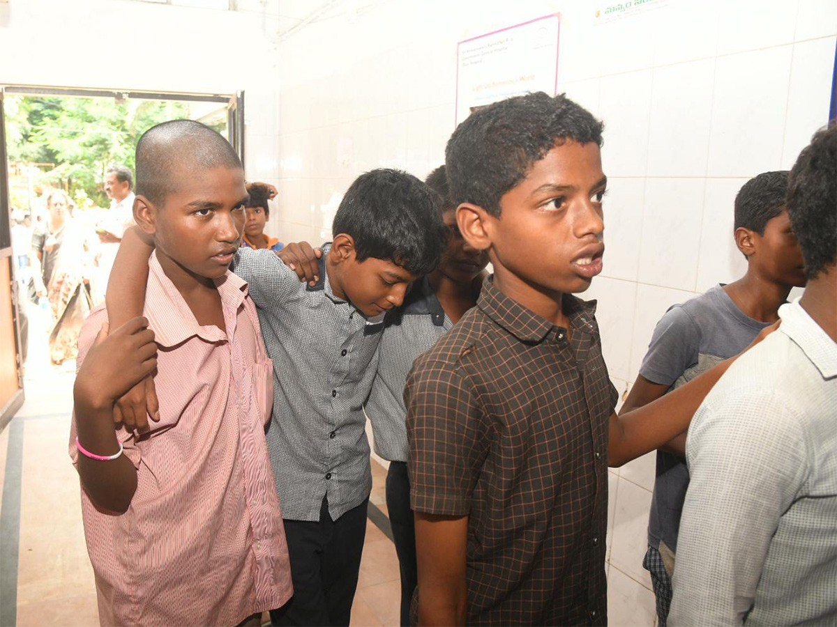 Tirupati_20_20Food_20poisoning_20in_20BC_20hostel_20makes_20students_10.jpg 9