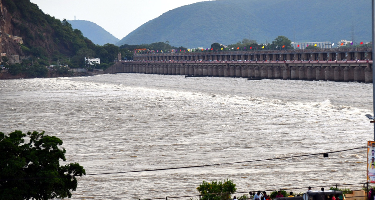 Vijayawada_20_20Crowd_20of_20visitors_20at_20Prakasam_20Barrage_2.jpg 2