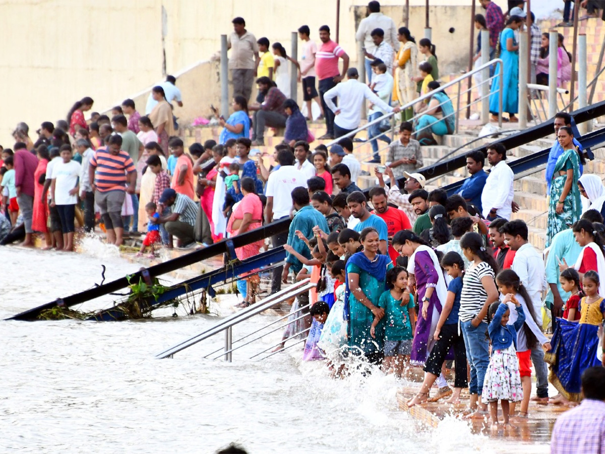 Vijayawada_20_20Crowd_20of_20visitors_20at_20Prakasam_20Barrage_4.jpg 4