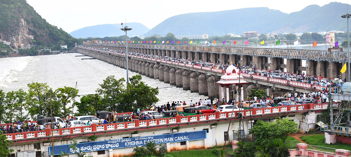 Vijayawada_20_20Crowd_20of_20visitors_20at_20Prakasam_20Barrage_7.jpg 7