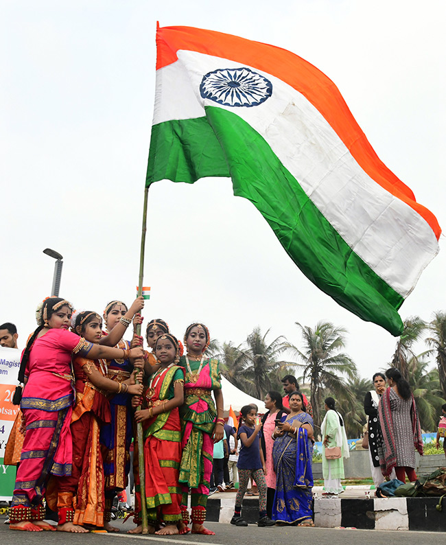 Har_20Ghar_20tiranga_20photos__20_2810_29.jpg 10
