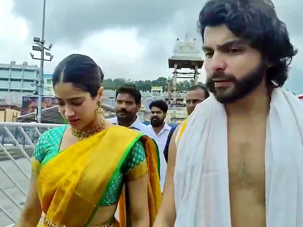 Janhvi_20Kapoor_20With_20Her_20Boyfriend_20Shikhar_20Pahariya_20Visits_20Tirumala_13.jpg 13