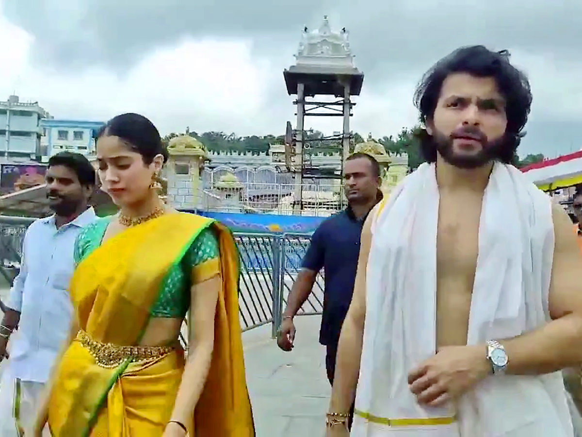 Janhvi_20Kapoor_20With_20Her_20Boyfriend_20Shikhar_20Pahariya_20Visits_20Tirumala_15.jpg 15