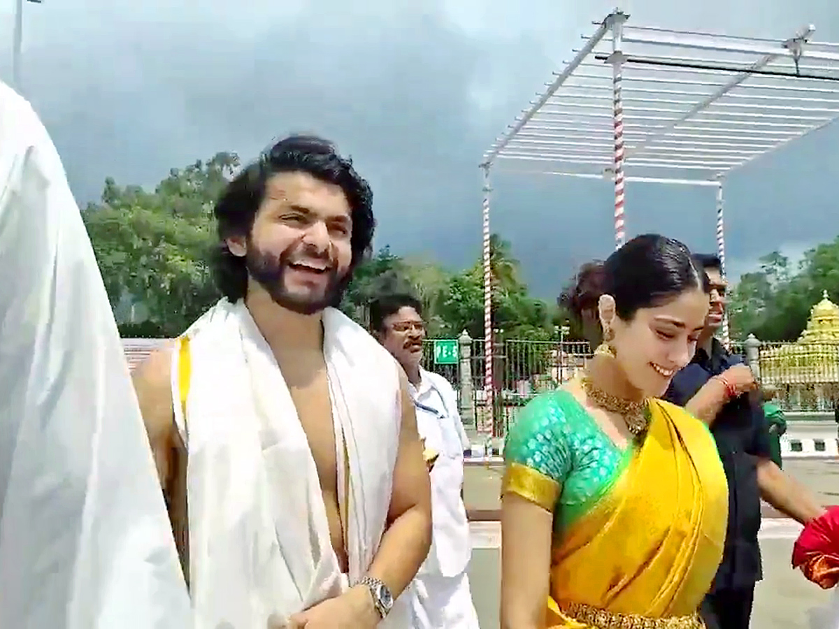Janhvi_20Kapoor_20With_20Her_20Boyfriend_20Shikhar_20Pahariya_20Visits_20Tirumala_2.jpg 2