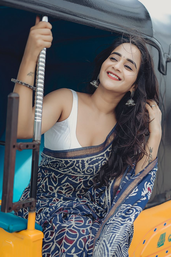 Deepthi-Sunaina-2.jpg 3
