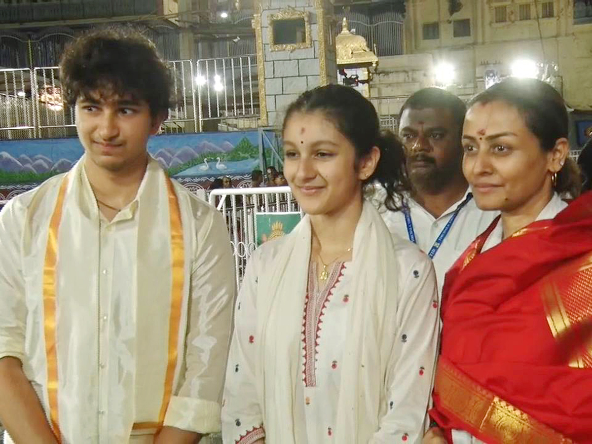 Mahesh_20Babu_20Family_20at_20Tirupati_20Photos_15.jpg 15