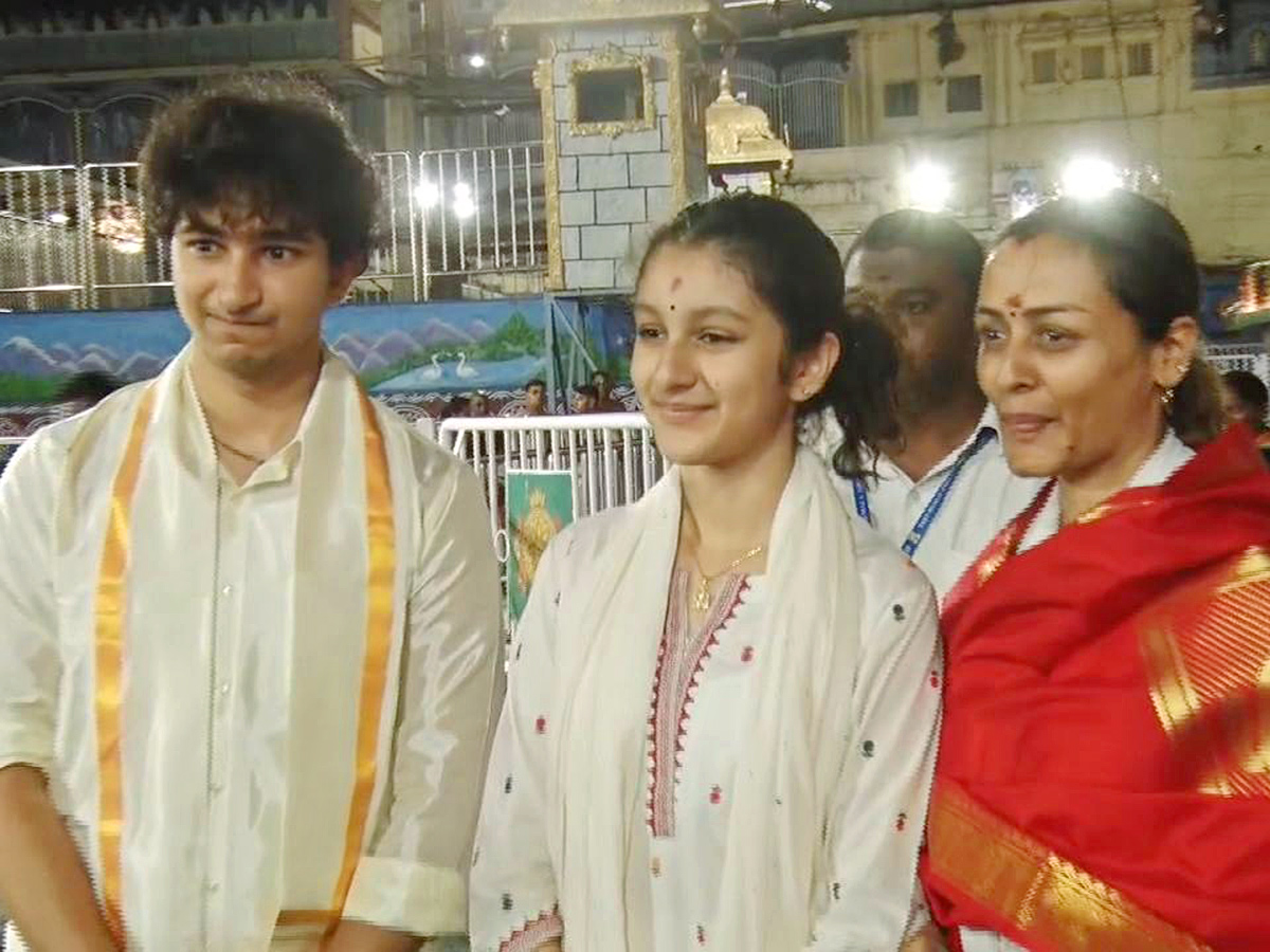 Mahesh_20Babu_20Family_20at_20Tirupati_20Photos_4.jpg 4