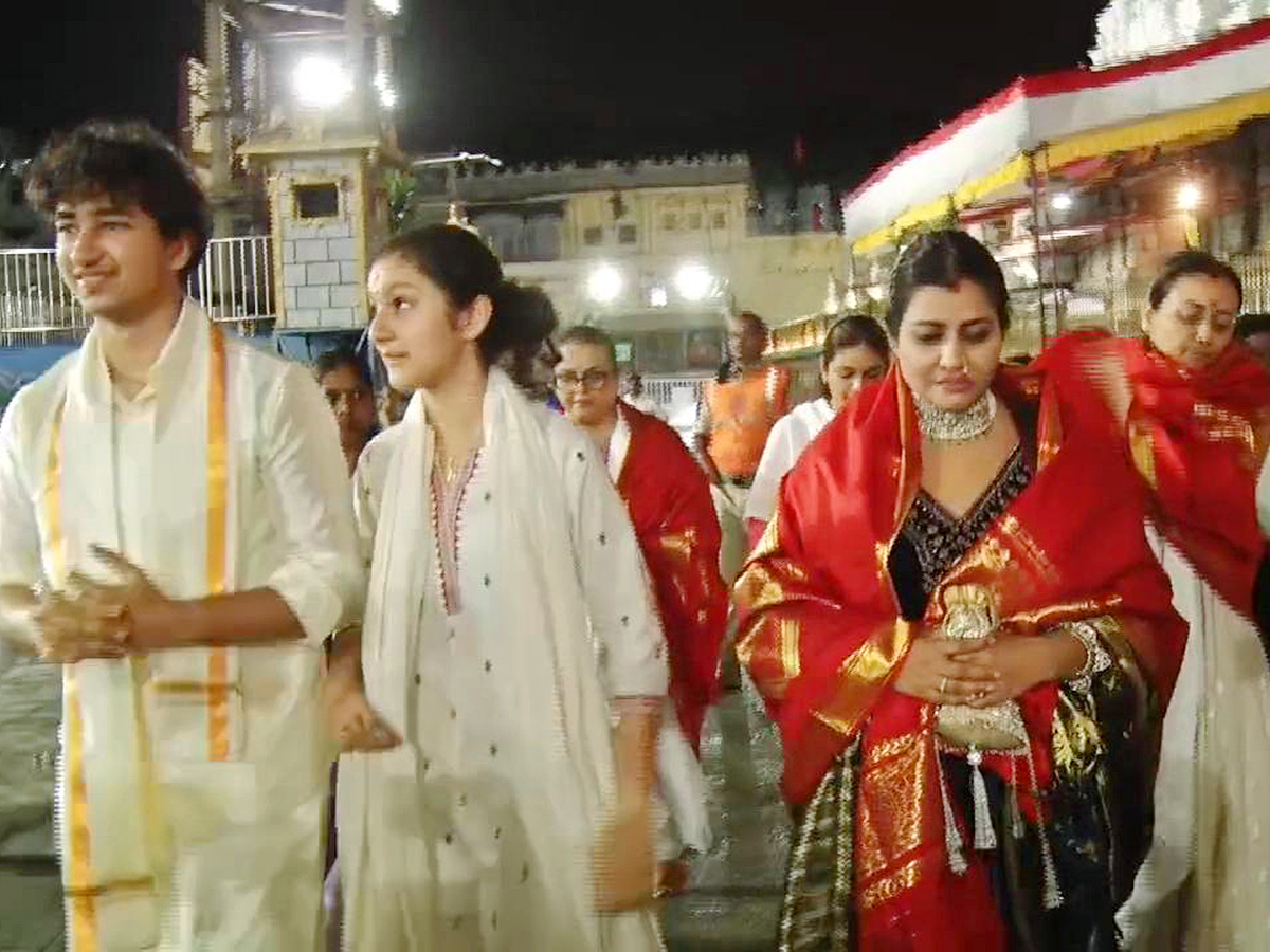 Mahesh_20Babu_20Family_20at_20Tirupati_20Photos_5.jpg 5