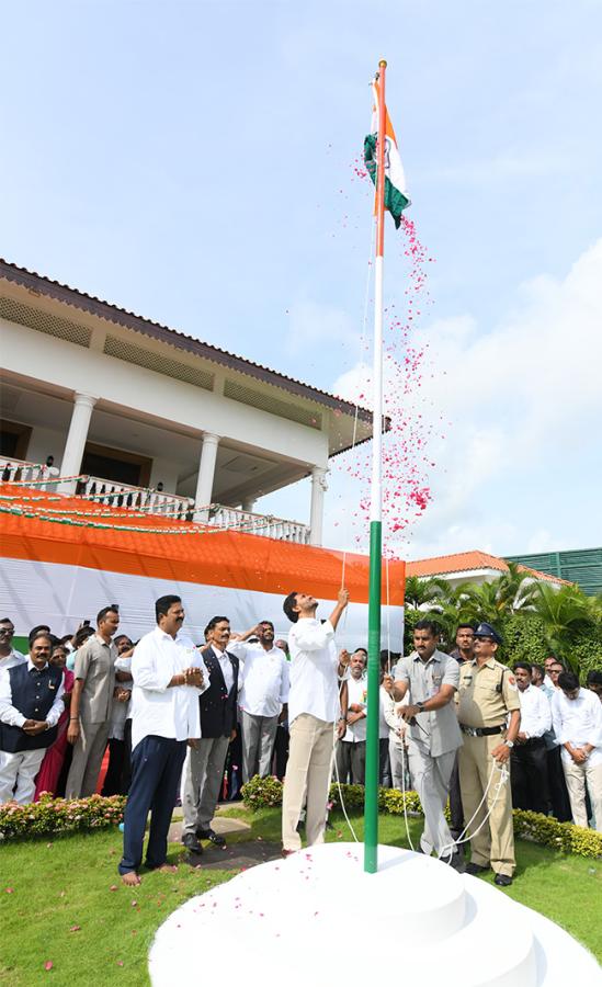 YS_20Jagan_20Participates_20in_2078th_20Independence_20Day_20Celebrations_8.jpg 9