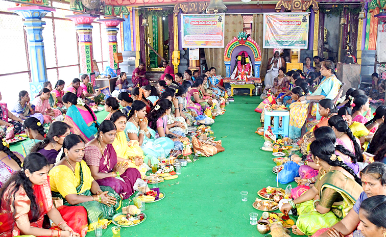 Varalakshmi_20Vratham_20Celebrations_20in_20Telugu_20States_20Photos_20_2812_29.jpg 13