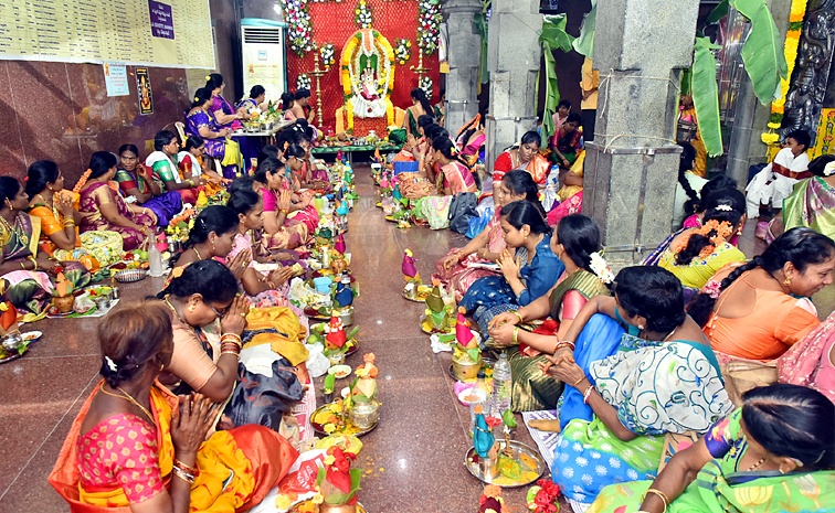 Varalakshmi_20Vratham_20Celebrations_20in_20Telugu_20States_20Photos_20_2813_29.jpg 14