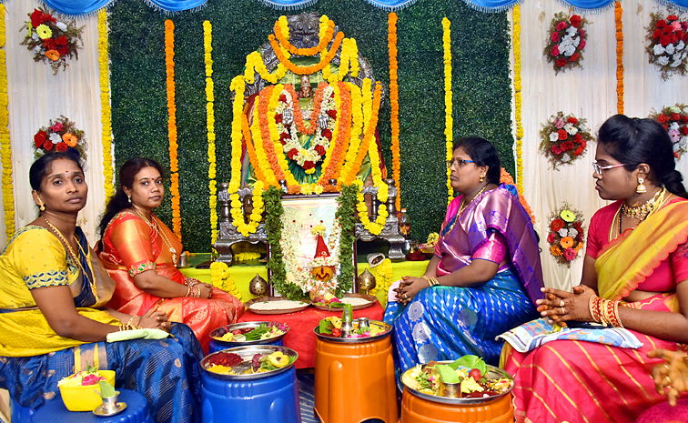 Varalakshmi_20Vratham_20Celebrations_20in_20Telugu_20States_20Photos_20_2814_29.jpg 15