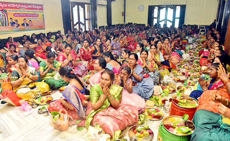 Varalakshmi_20Vratham_20Celebrations_20in_20Telugu_20States_20Photos_20_2816_29.jpg 17