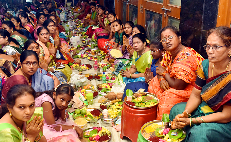 Varalakshmi_20Vratham_20Celebrations_20in_20Telugu_20States_20Photos_20_2817_29.jpg 18