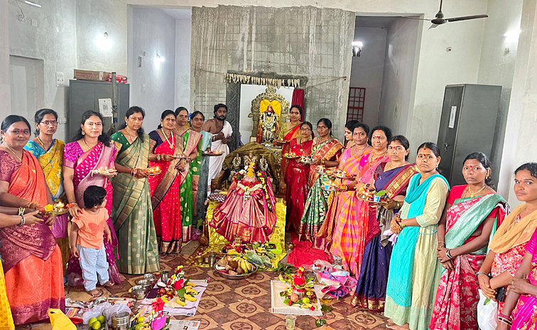 Varalakshmi_20Vratham_20Celebrations_20in_20Telugu_20States_20Photos_20_2818_29.jpg 19
