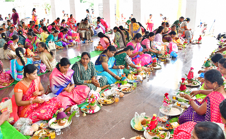 Varalakshmi_20Vratham_20Celebrations_20in_20Telugu_20States_20Photos_20_2820_29.jpg 21