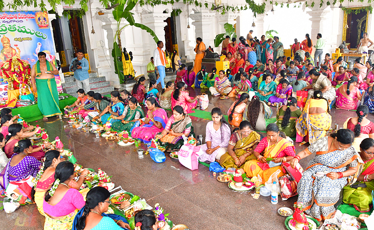 Varalakshmi_20Vratham_20Celebrations_20in_20Telugu_20States_20Photos_20_2821_29.jpg 22