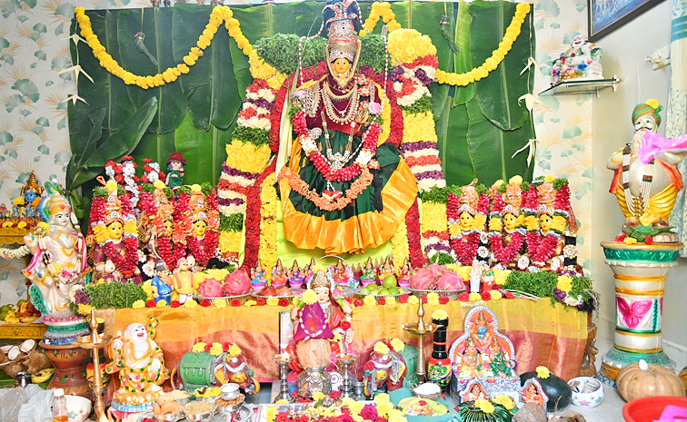 Varalakshmi_20Vratham_20Celebrations_20in_20Telugu_20States_20Photos_20_282_29.jpg 3