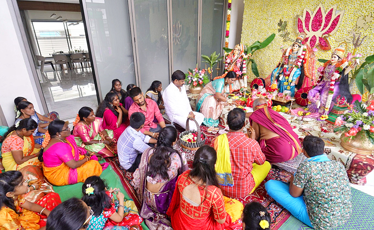 Varalakshmi_20Vratham_20Celebrations_20in_20Telugu_20States_20Photos_20_283_29.jpg 4