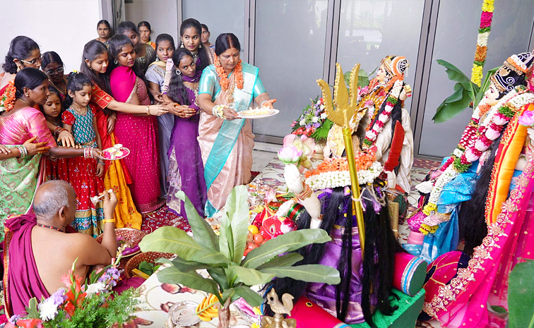Varalakshmi_20Vratham_20Celebrations_20in_20Telugu_20States_20Photos_20_284_29.jpg 5