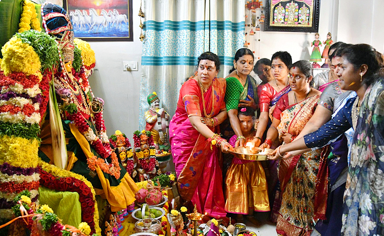 Varalakshmi_20Vratham_20Celebrations_20in_20Telugu_20States_20Photos_20_289_29.jpg 10