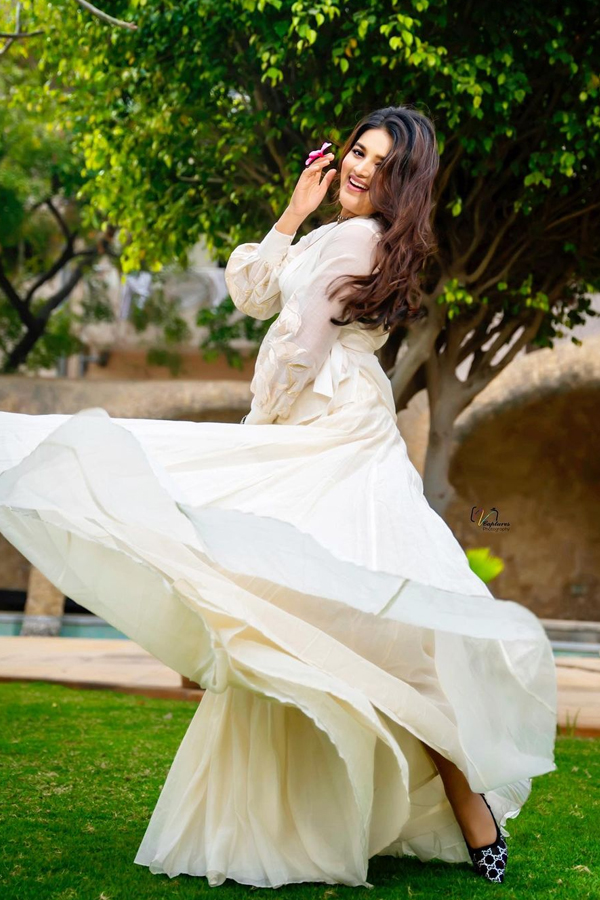 Nidhhi-Agerwal-21.jpg 22