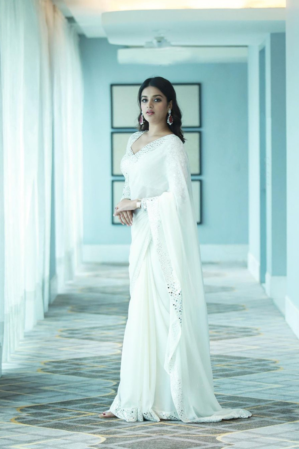 Nidhhi-Agerwal-24.jpg 25
