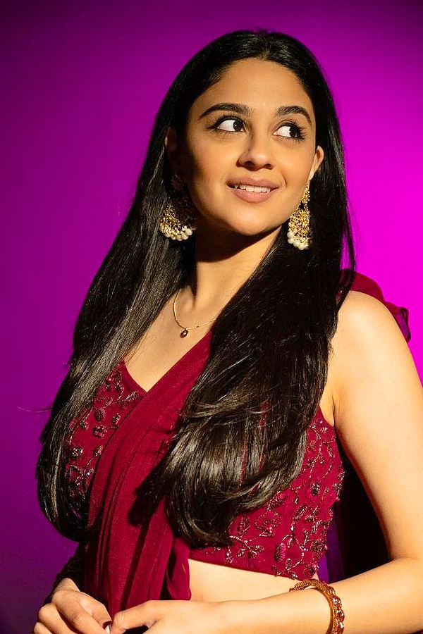 Prabhas_20Hanu_20Raghavapudi_20Film_20Iman_20Esmail_20As_20A_20Female_20Lead_2C_20Pics_20Goes_20Viral_20_285_29.jpg 7