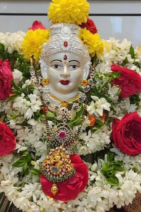Heroine_20laya_20varalakshmi_20vratam_20pooja_20photos_20_287_29.jpg 8