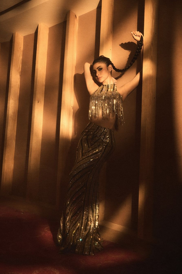 Mouni-Roy-5_0.jpg 6