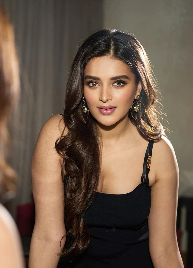 Nidhhi_20Agerwal_20Birthday_20Celebration_20On_20Sets_20of_20Prabhas_20Raja_20Saab_20_2811_29.jpg 11