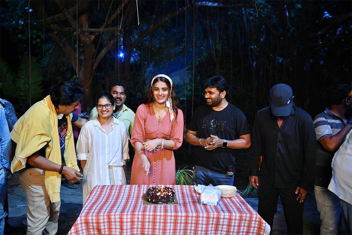 Nidhhi_20Agerwal_20Birthday_20Celebration_20On_20Sets_20of_20Prabhas_20Raja_20Saab_20_281_29.jpg 1