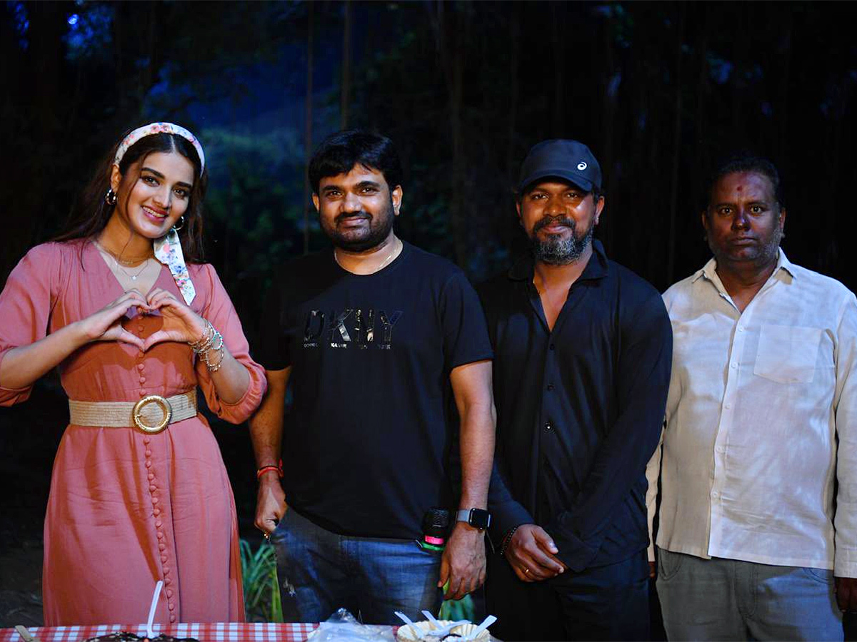 Nidhhi_20Agerwal_20Birthday_20Celebration_20On_20Sets_20of_20Prabhas_20Raja_20Saab_20_282_29.jpg 2