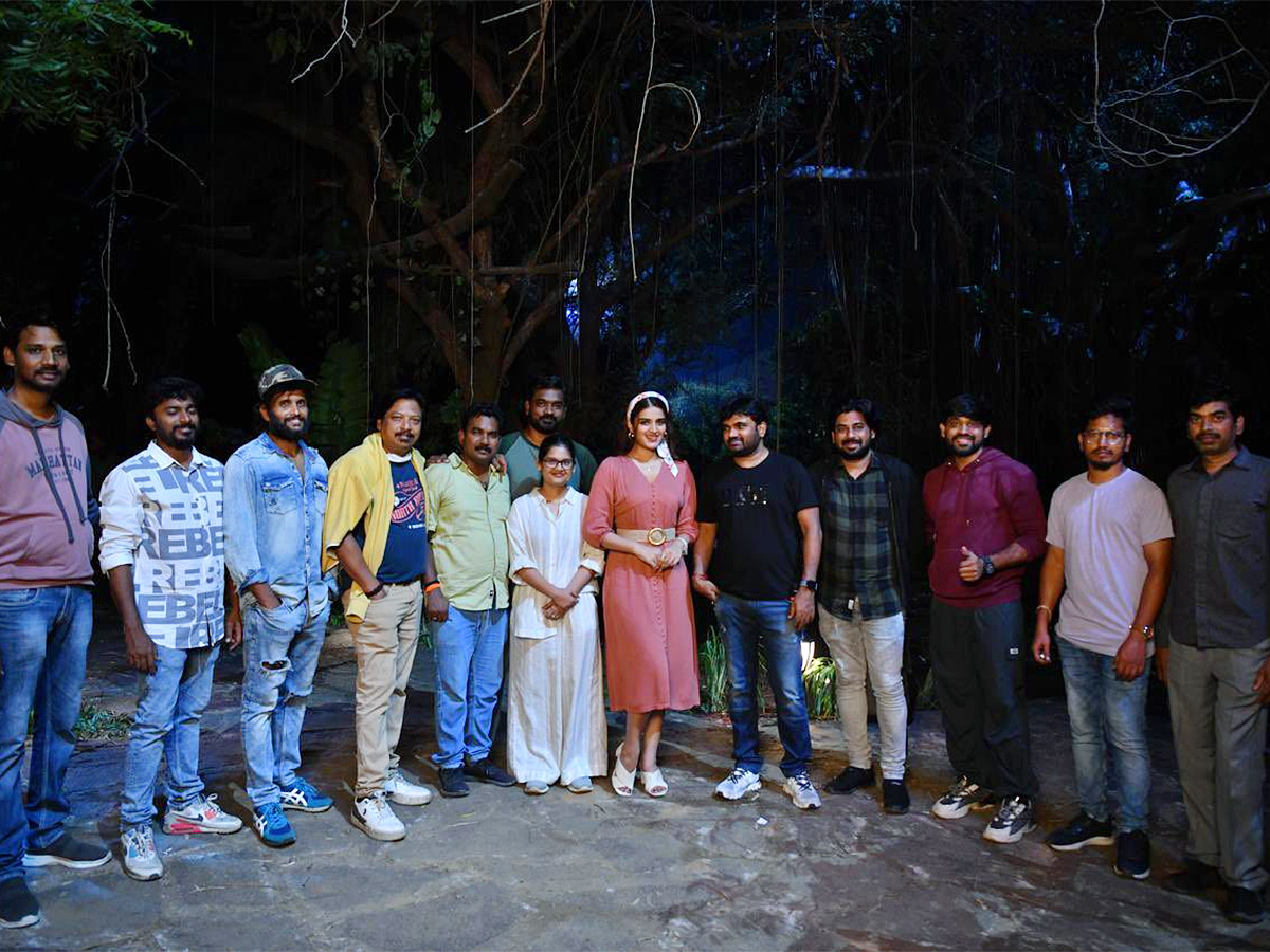 Nidhhi_20Agerwal_20Birthday_20Celebration_20On_20Sets_20of_20Prabhas_20Raja_20Saab_20_284_29.jpg 4