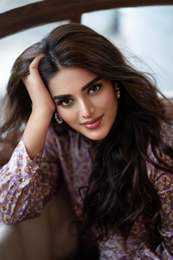 Nidhhi_20Agerwal_20Birthday_20Celebration_20On_20Sets_20of_20Prabhas_20Raja_20Saab_20_286_29.jpg 6