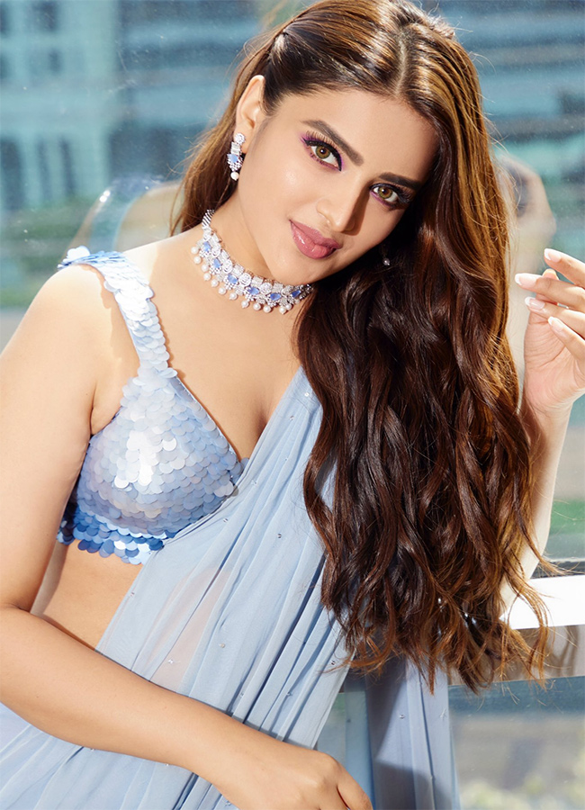 Nidhhi_20Agerwal_20Birthday_20Celebration_20On_20Sets_20of_20Prabhas_20Raja_20Saab_20_288_29.jpg 8