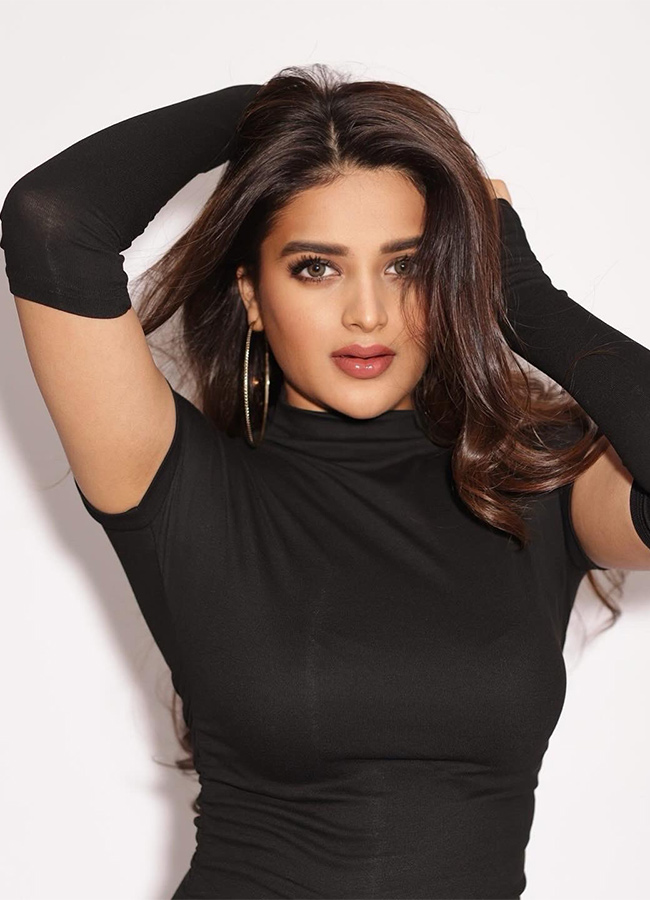 Nidhhi_20Agerwal_20Birthday_20Celebration_20On_20Sets_20of_20Prabhas_20Raja_20Saab_20_289_29.jpg 9