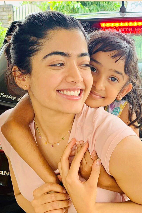 Rashmika_20Mandanna_20shares_20adorable_20moments_20with_20her_20little_20sister_20Photos_20_281_29.jpg 2