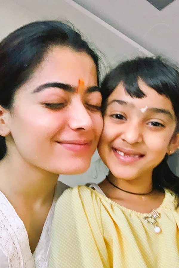Rashmika_20Mandanna_20shares_20adorable_20moments_20with_20her_20little_20sister_20Photos_20_282_29.jpg 3