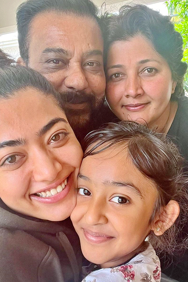 Rashmika_20Mandanna_20shares_20adorable_20moments_20with_20her_20little_20sister_20Photos_20_284_29.jpg 5