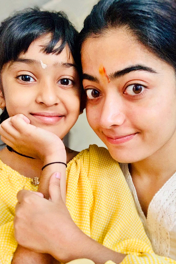 Rashmika_20Mandanna_20shares_20adorable_20moments_20with_20her_20little_20sister_20Photos_20_289_29.jpg 10