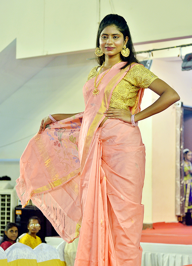 Vijayawada_20Handicraft_20fashion_20Show_20photos__20_2815_29.jpg 15