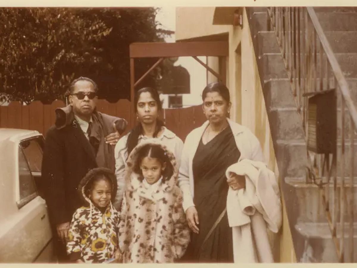 Kamala_With_Mother6.jpg 8