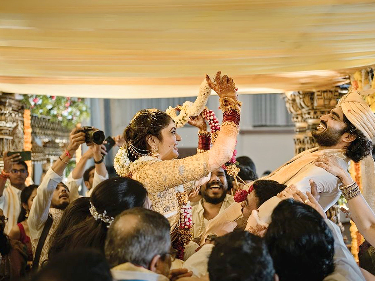 Kiran_20Abbavaram_20And_20Rahasya_20Gorak_20Wedding_20Shares_20in_20social_20to_20convey_20The_20wishes_20Photos_20_285_29.jpg 6