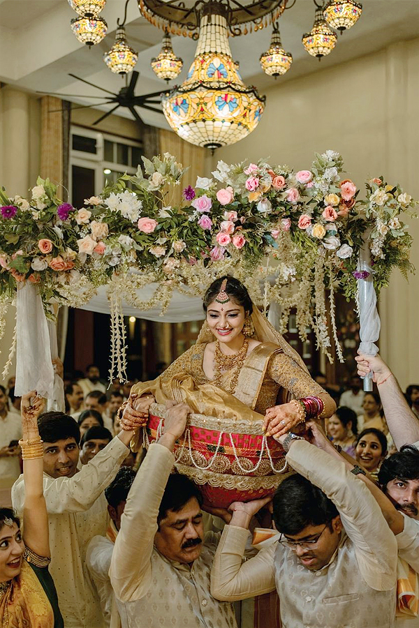 Kiran_20Abbavaram_20And_20Rahasya_20Gorak_20Wedding_20Shares_20in_20social_20to_20convey_20The_20wishes_20Photos_20_287_29.jpg 8