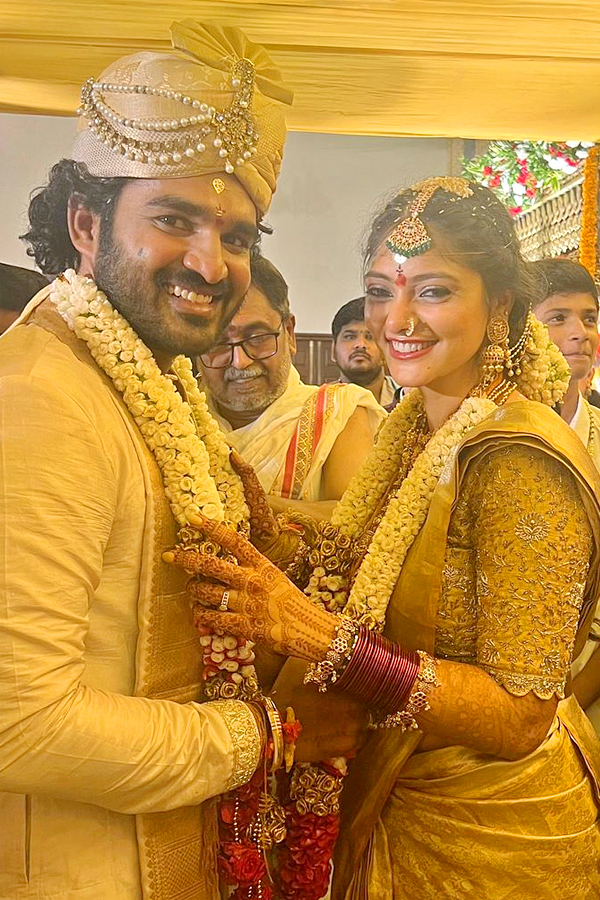 Kiran_20Abbavaram_20And_20Rahasya_20Gorak_20Wedding_20Shares_20in_20social_20to_20convey_20The_20wishes_20Photos_20_288_29.jpg 9